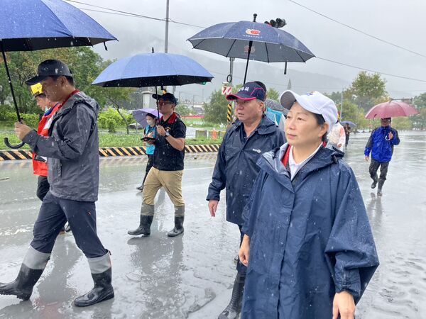 ▲▼     縣長徐榛蔚邀水利署長林元鵬會勘 現地討論救災分工計劃        。（圖／翻攝花蓮縣政府）