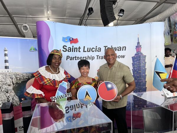 ▲駐聖露西亞大使蘇瑩君(中)、露國商工部長希波莉(Emma Hippolyte)(左)及副總理兼觀光、投資、創意產業、文化暨新聞部部長希瑞爾(Dr. Ernest Hilaire)(右1)於台灣館前合影。(圖／貿協提供)