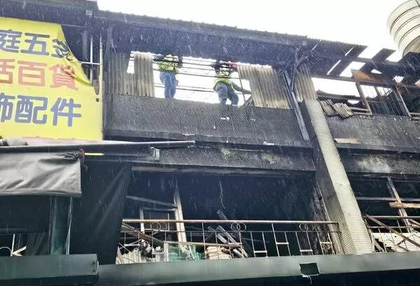 ▲桃園市府團隊針對南門市場火災案，7日請結構技師公會人員勘查，並趕在鳳凰颱風來襲前拆除雨遮等危險結構。（資料照／市府經發局提供）