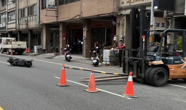▲堆高機與機車發生碰撞。（圖／警方提供）
