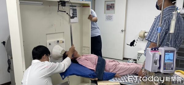 ▲門諾透過「癌症特殊治療補助辦法」，助患者赴台北榮總與清華大學完成硼中子治療。（圖／門諾醫院提供，下同）