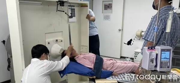 ▲門諾透過「癌症特殊治療補助辦法」，助患者赴台北榮總與清華大學完成硼中子治療。（圖／門諾醫院提供，下同）