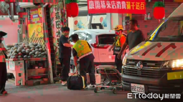 ▲▼雲林2輛轎車在路口擦撞後，其中1輛失控撞入店家釀4傷。（圖／記者游瓊華翻攝，下同）