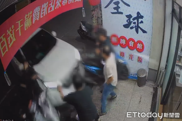 ▲▼雲林2輛轎車在路口擦撞後，其中1輛失控撞入店家釀4傷。（圖／記者游瓊華翻攝，下同）