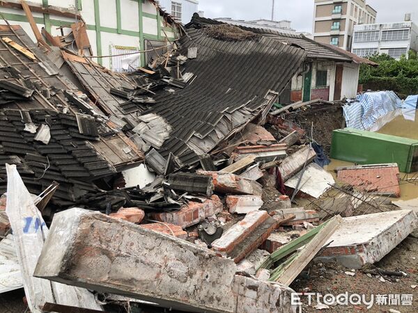 ▲▼ 台東一棟屋齡約50年的建物，不敵連日豪雨侵襲倒塌 。（圖／記者楊晨東翻攝）