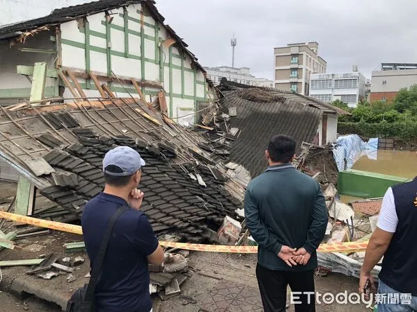 ▲▼ 台東一棟屋齡約50年的建物，不敵連日豪雨侵襲倒塌 。（圖／記者楊晨東翻攝）