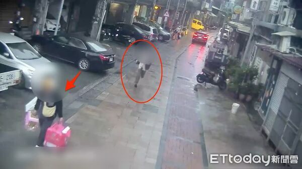 ▲▼鄧男收拾行李要離開（紅箭頭），李男（紅圈）下計程車後跑步追上持雨傘對鄧男暴打，林男（左一）警方到場時已經沒有衝突            。（圖／記者陳以昇翻攝）