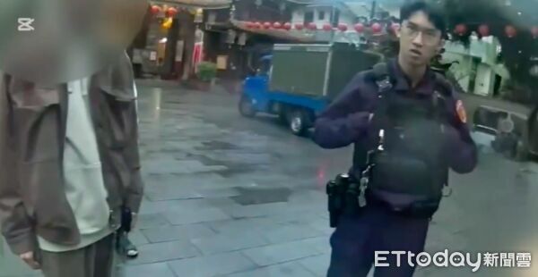 ▲▼鄧男收拾行李要離開（紅箭頭），李男（紅圈）下計程車後跑步追上持雨傘對鄧男暴打，林男（左一）警方到場時已經沒有衝突            。（圖／記者陳以昇翻攝）