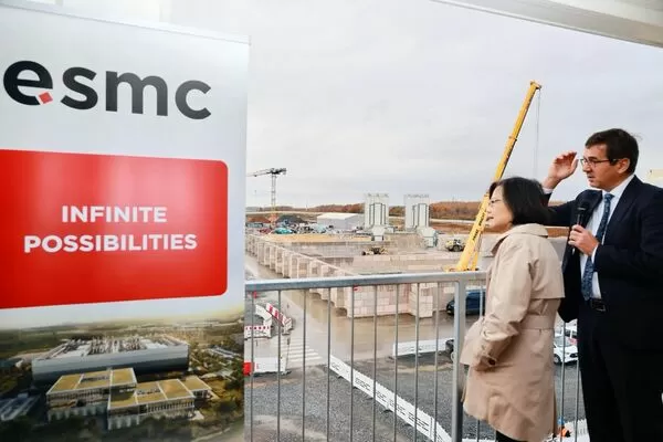 ▲▼前總統蔡英文參訪「歐積電」（ESMC），並聽取簡報。（圖／蔡英文臉書）