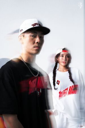 ▲戰神本周迎接主場開幕戰，錢肯尼、張兆辰與啦啦隊女神沛沛演繹本季最新周邊商品。（圖／戰神提供）