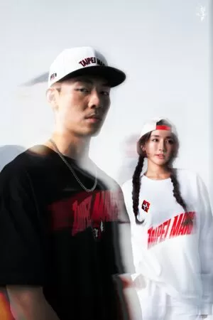 ▲戰神本周迎接主場開幕戰，錢肯尼、張兆辰與啦啦隊女神沛沛演繹本季最新周邊商品。（圖／戰神提供）