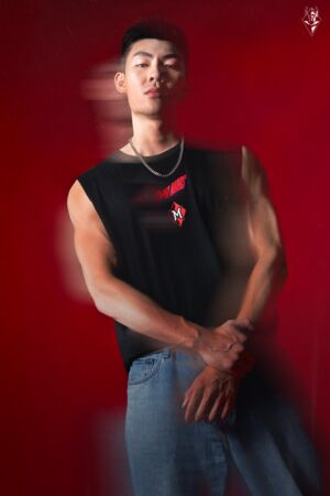 ▲戰神本周迎接主場開幕戰，錢肯尼、張兆辰與啦啦隊女神沛沛演繹本季最新周邊商品。（圖／戰神提供）