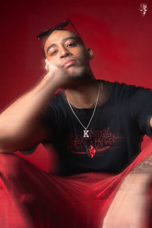 ▲戰神本周迎接主場開幕戰，錢肯尼、張兆辰與啦啦隊女神沛沛演繹本季最新周邊商品。（圖／戰神提供）