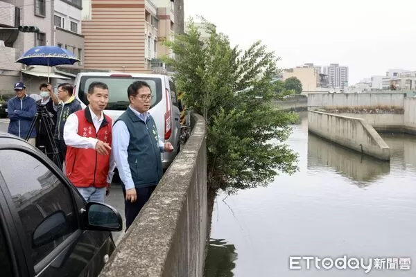 ▲黃偉哲今日前往安南區六塊寮排水區視察抽水機組運作情形。（記者林東良翻攝，下同）