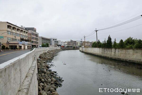 ▲黃偉哲今日前往安南區六塊寮排水區視察抽水機組運作情形。（記者林東良翻攝，下同）