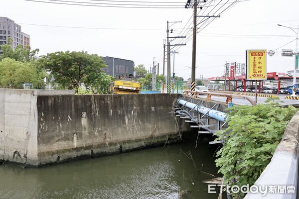 ▲黃偉哲今日前往安南區六塊寮排水區視察抽水機組運作情形。（記者林東良翻攝，下同）
