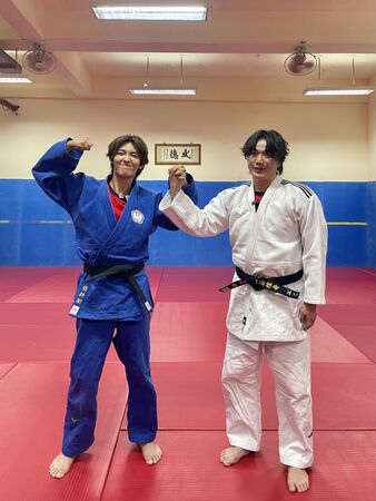 ▲蕭煌奇與炎亞綸挑戰投籃機，炎亞綸戴上眼罩體驗視障者日常。（圖／大浪娛樂）