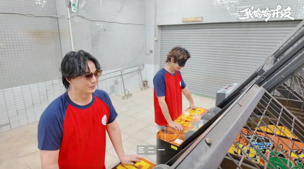 ▲蕭煌奇與炎亞綸挑戰投籃機，炎亞綸戴上眼罩體驗視障者日常。（圖／大浪娛樂）