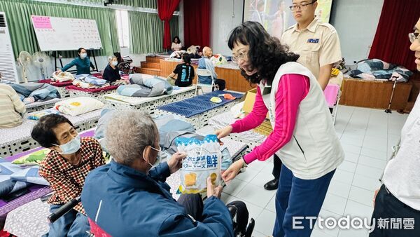 ▲台南市社會局主任祕書陳雅芬前往鹽水區老人文康活動中心，關懷提前入住民眾。（記者林東良翻攝，下同）
