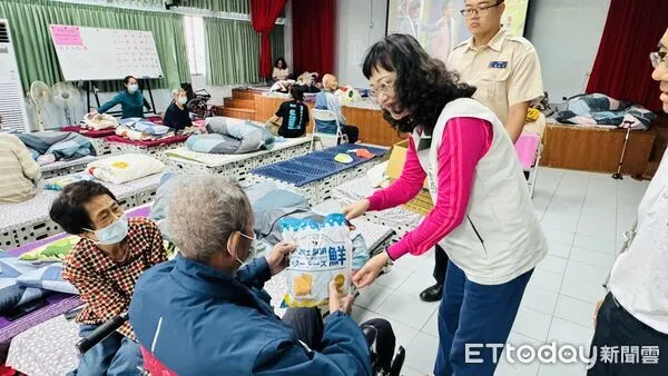 ▲台南市社會局主任祕書陳雅芬前往鹽水區老人文康活動中心，關懷提前入住民眾。（記者林東良翻攝，下同）