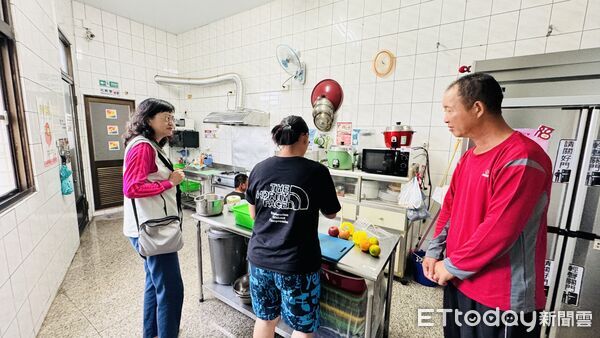 ▲台南市社會局主任祕書陳雅芬前往鹽水區老人文康活動中心，關懷提前入住民眾。（記者林東良翻攝，下同）