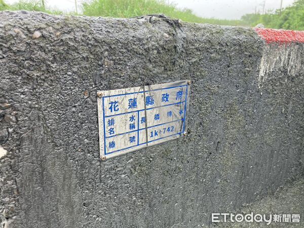 ▲▼縣長徐榛蔚12日前往現地勘查長橋排水系統，確保維持????通發揮排水功能。（圖／花蓮縣政府提供，下同）