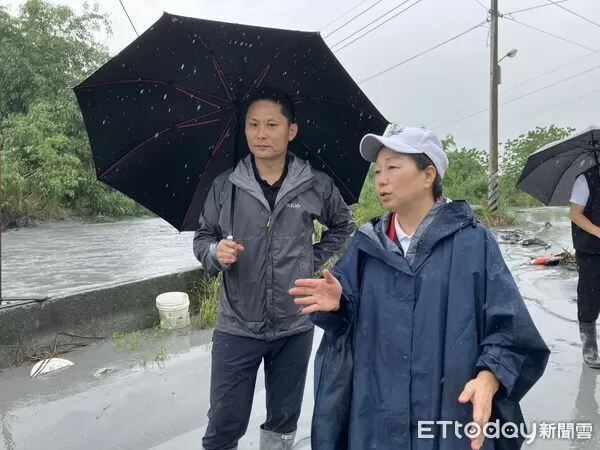 ▲▼縣長徐榛蔚12日前往現地勘查長橋排水系統，確保維持????通發揮排水功能。（圖／花蓮縣政府提供，下同）