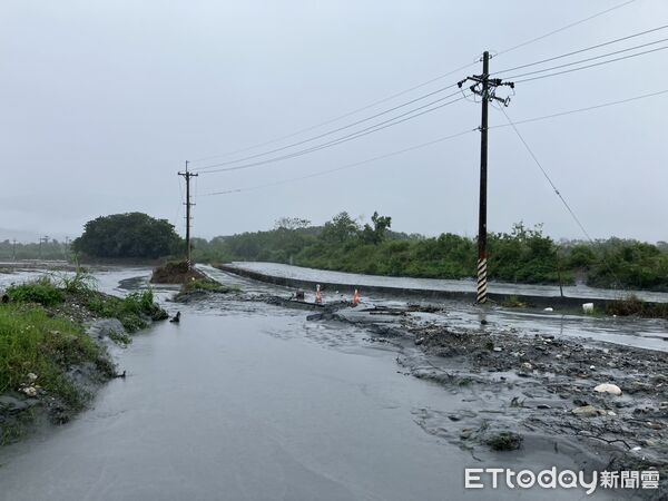 ▲▼縣長徐榛蔚12日前往現地勘查長橋排水系統，確保維持????通發揮排水功能。（圖／花蓮縣政府提供，下同）