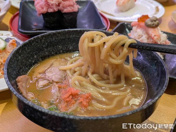 ▲壽司郎「感蟹祭」登場！松葉蟹50元吃得到　一幻聯名拉麵同步上市。（圖／記者黃士原攝）