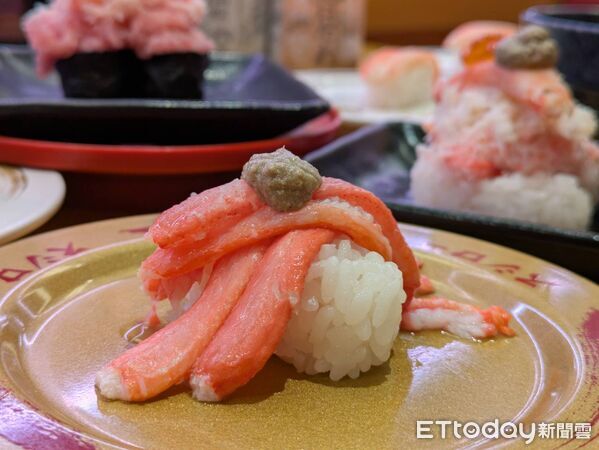 ▲壽司郎「感蟹祭」登場！松葉蟹50元吃得到　一幻聯名拉麵同步上市。（圖／記者黃士原攝）