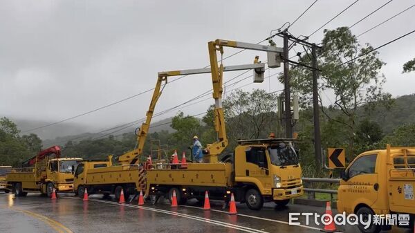 ▲台電人員進行搶修。（圖／台電屏東區處提供）