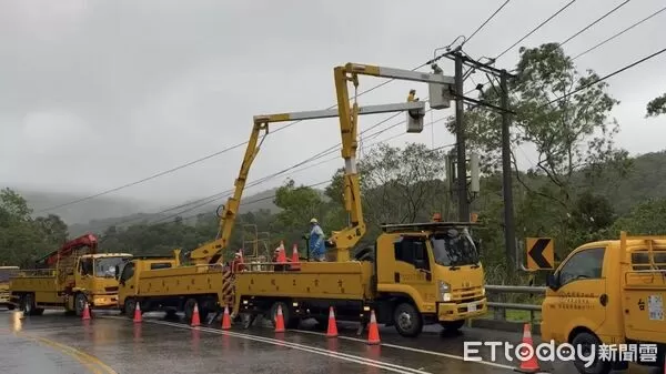 ▲台電人員進行搶修。（圖／台電屏東區處提供）