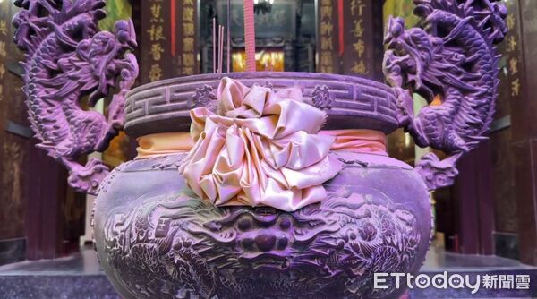 ▲男子凌晨闖入台南鎮轅境土地公廟灑香灰，廟埕一度灰濛濛一片。（記者林東良翻攝，下同）