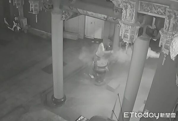 ▲男子凌晨闖入台南鎮轅境土地公廟灑香灰，廟埕一度灰濛濛一片。（記者林東良翻攝，下同）