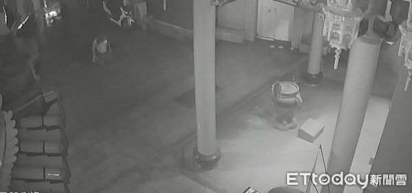 ▲男子凌晨闖入台南鎮轅境土地公廟灑香灰，廟埕一度灰濛濛一片。（記者林東良翻攝，下同）