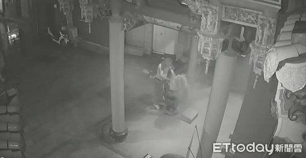 ▲男子凌晨闖入台南鎮轅境土地公廟灑香灰，廟埕一度灰濛濛一片。（記者林東良翻攝，下同）