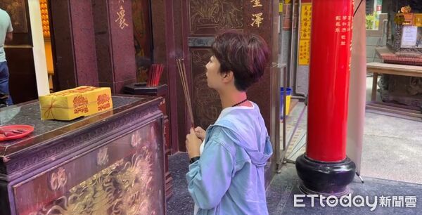 ▲男子凌晨闖入台南鎮轅境土地公廟灑香灰，廟埕一度灰濛濛一片。（記者林東良翻攝，下同）