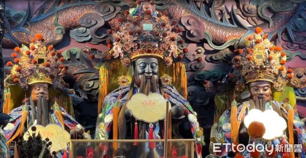 ▲男子凌晨闖入台南鎮轅境土地公廟灑香灰，廟埕一度灰濛濛一片。（記者林東良翻攝，下同）