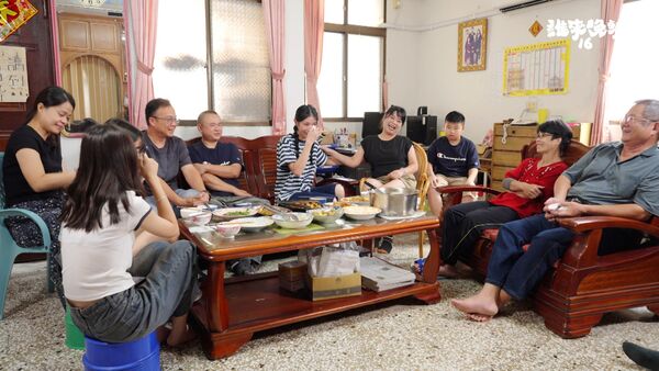 ▲▼李千娜(中)談起曾是921地震災民經歷忍不住鼻酸。（圖／公視提供）