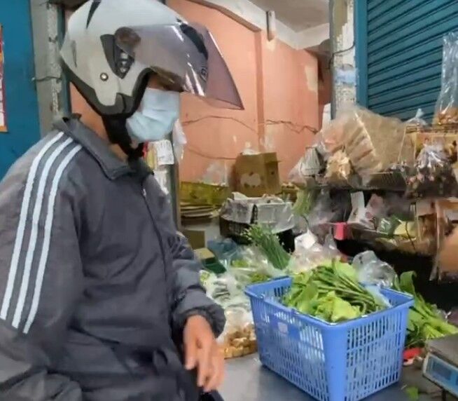 彰化停班課「傳統市場湧人潮」　菜價平穩民眾狂掃貨備戰