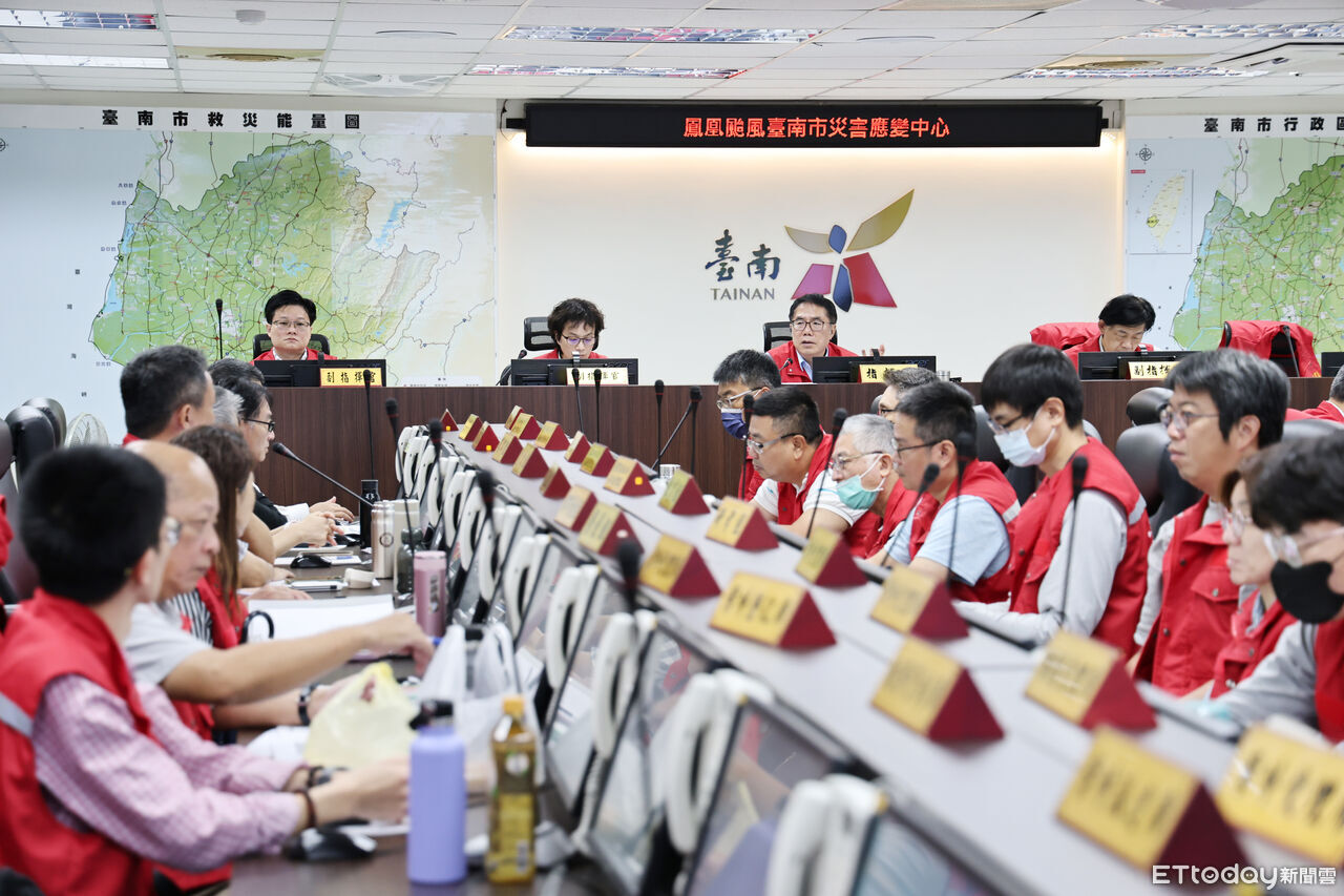鳳凰颱風風雨漸強 黃偉哲早勘沿海災點、防颱會報下令全面戒備