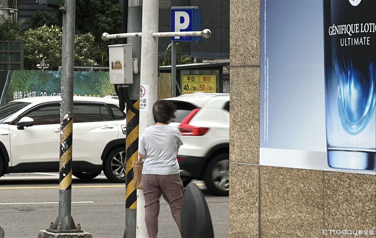 幾近無雨有陣風...台中颱風假現況曝 百貨「分流三角錐」擺回來