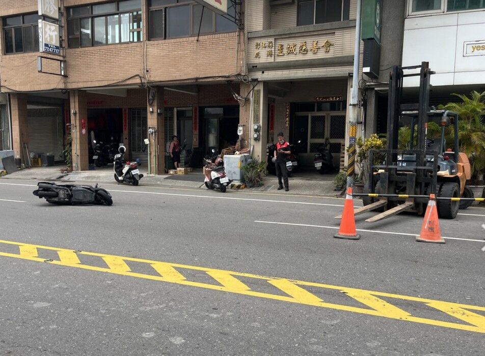 堆高機迴轉「牙叉」險害命！騎土閃不及撞上　人車噴飛畫面曝