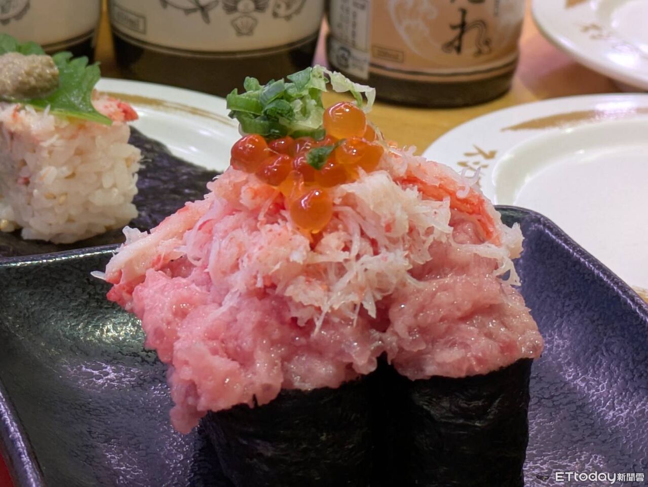 ▲壽司郎「感蟹祭」登場！松葉蟹50元吃得到　一幻聯名拉麵同步上市。（圖／記者黃士原攝）