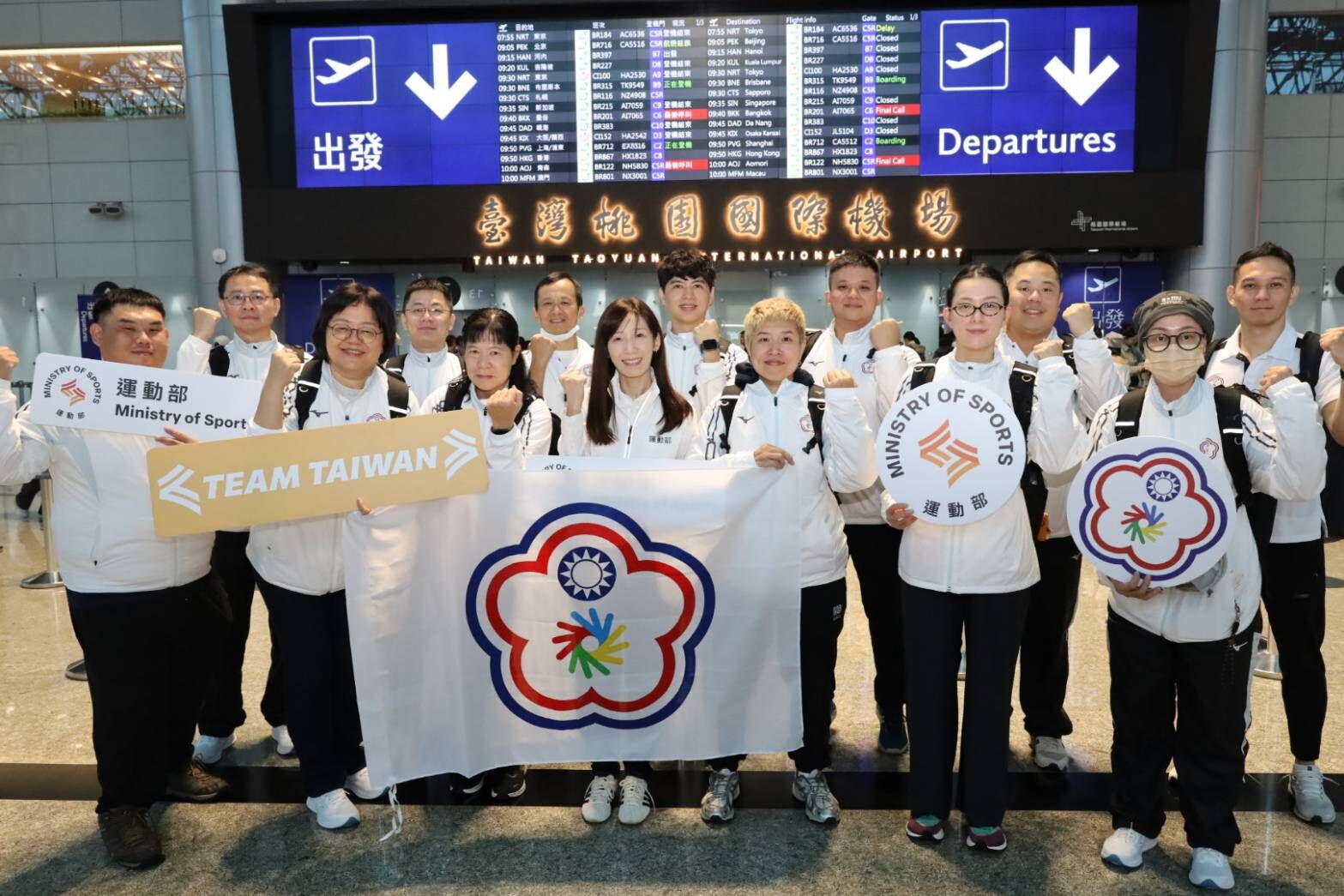 ▲▼中華代表團出征聽奧，運動部部長李洋、政務次長鄭世忠、適應運動司司長林佩君、2025年東京第25屆達福林匹克運動會團本部、女籃及羽球代表隊。（圖／運動部提供）