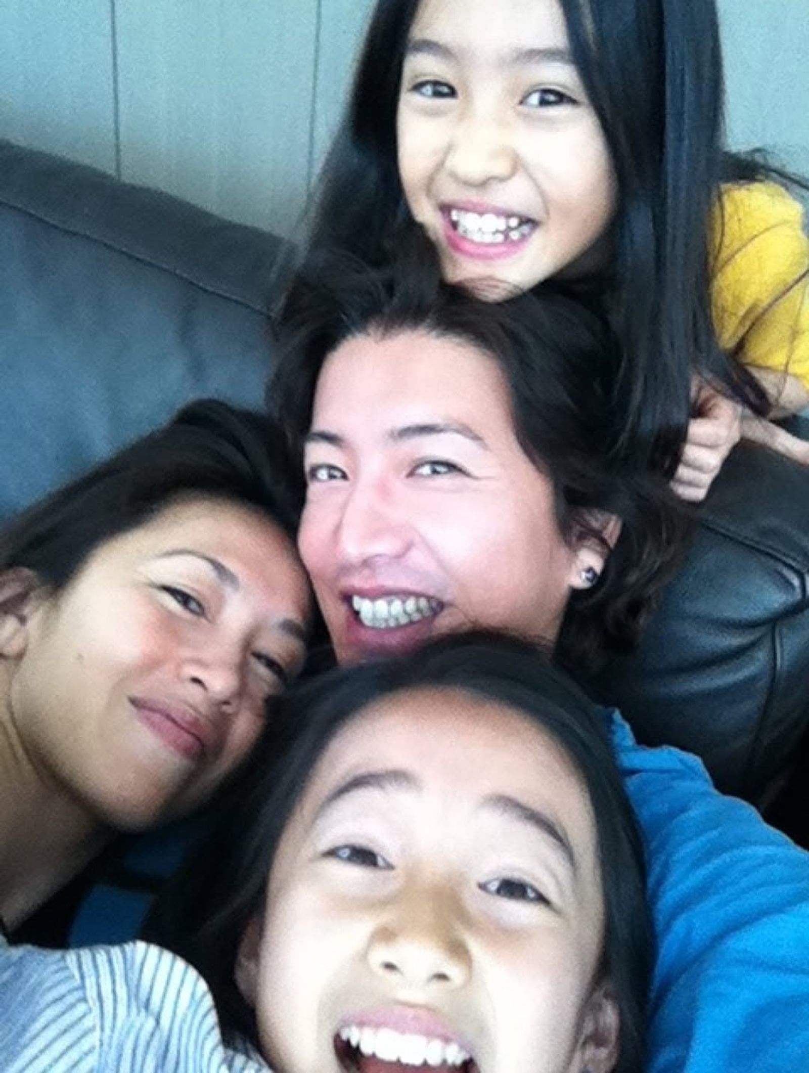 心美貼出童年時的全家福,工藤靜香靠在木村身上,相當溫馨。(翻攝cocomi_553_official IG)