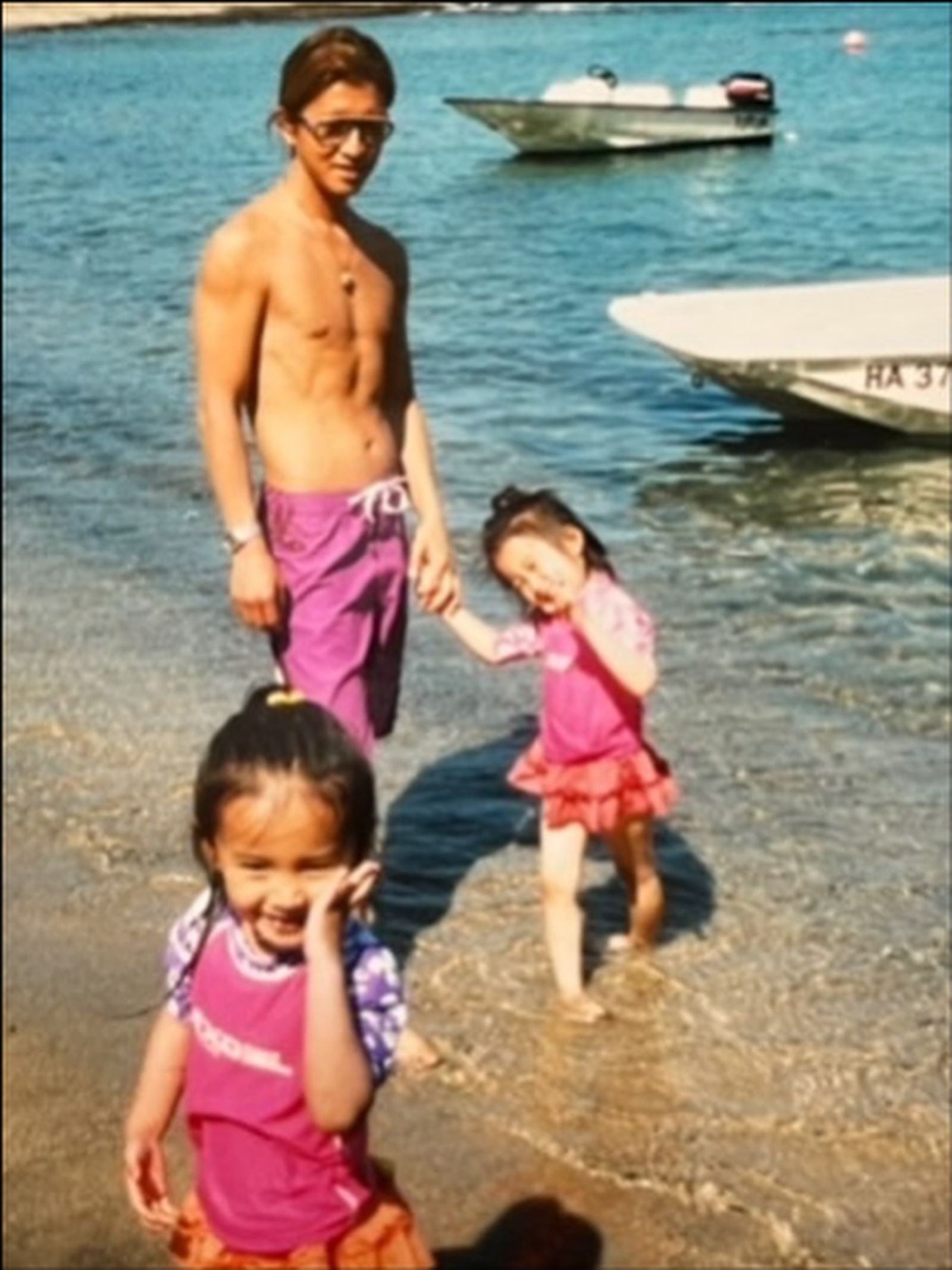 木村半裸在海邊陪小時候的女兒們玩耍。(翻攝koki IG)