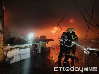 馬公北辰市場凌晨火警　6攤位燒毀焦黑慘況曝