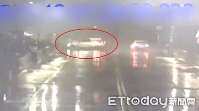 20歲騎士雨夜慘被撞！噴飛墜3m深橋下　「草叢+軟土」緩衝救命