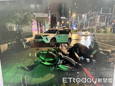 深夜開休旅車返家卻恍神！衝上人行道連撞14機車...現場畫面曝